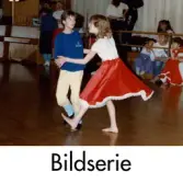 Serie om sex fotografier som visar högstadieelever som övar inför uppsättningen av musikalen West Side Story. Spegelsalen i Aktiviteten/Idrottshuset i Mölndal, år 1986.