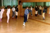 Högstadieelever övar inför uppsättningen av musikalen West Side Story. Spegelsalen i Aktiviteten/Idrottshuset i Mölndal, år 1986.