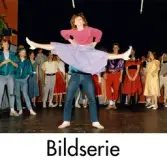 Serie om 27 fotografier som visar föreställning av musikalen West Side Story. Möllan i Mölndal den 10 maj 1986.