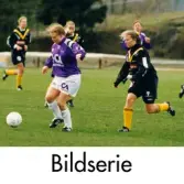 Serie om två fotografier som visar fotbollslaget Jitex BK spela match mot Bälinge IF på Kvarnbyvallen i Mölndal, år 1995. Slutresultatet är okänt.