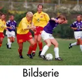Serie om fyra fotografier som visar fotbollslaget Jitex BK spela match mot Tyresö FF på Kvarnbyvallen i Mölndal, år 1995. Jitex vann matchen med 4-2.