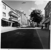 S:t Olofsgatan mot kyrkan. Från NM:s byggnadsinventering 1957.