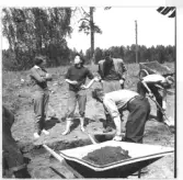 Gudsberga kloster, Husby socken. Undersökningen av Gudsberga klosterruin påbörjades den 10 juni. Bilden visar arbetet under de första grävningsdagarna. På bilden Kersti Jobs, Ingrid Swartling, P. H. Rosenström.