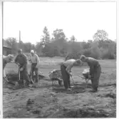 Gudsberga kloster, Husby socken. Undersökningen av Gudsberga klosterruin påbörjades den 10 juni. Bilden visar arbetet under de första grävningsdagarna. Längst till höger Karl Erik Eriksson.