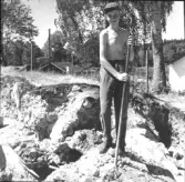 Gudsberga kloster, Husby socken. I arbetslaget deltog bl.a. K. Gudmundsson. Foto P. H. Rosenström och Björn Hallerdt, juni 1959.