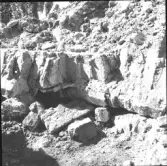 Gudsberga kloster, Husby socken. I rasmassorna nedfallen valvkappa intill den norra muren i närheten av korpartiet.