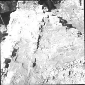 Del av valvkappa med valvstråle i rasmassorna intill den norra muren nära korpartiet. Gudsberga kloster, Husby socken.