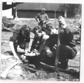 Gudsberga kloster, Husby socken. Undersökningen av Gudsberga klosterruin började vid den södra muren. På bilden antikvarie Ingrid Swartling, amanuens P. H. Rosenström och ä:s ombud C-E Eriksson.