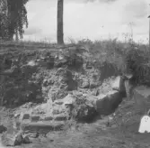 Gudsberga kloster, Husby socken. Pelarbas intill en kallmur i korpartiet mot den norra muren.