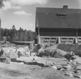 Gudsberga kloster, Husby socken. Altare och pelarfundament av tegel övertäcktes med halm och presenningar vid arbetets slut den 16 juli 1959.