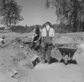 Gudsberga kloster, Husby socken. E. Kjellberg och ä:s ombud C-E Eriksson i arbete med framgrävning av en pelarbas i närheten av den södra muren.