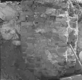 Gudsberga kloster, Husby socken. Pelare vid östra muren i koromgångens norra del.