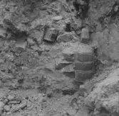 Gudsberga kloster, Husby socken. Pelare vid östra muren i koromgångens södra del.