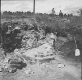 Gudsberga kloster, Husby socken. Pelarbas av tegel i korpartiets norra del.