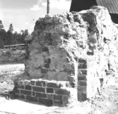 Gudsberga kloster, Husby socken. Den norra portalen uppförd i tegel med trappa av gråsten.