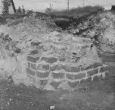 Gudsberga kloster, Husby socken. Pelarbas invid den norra muren mot den västra delen av kyrkan.