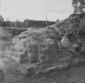 Gudsberga kloster, Husby socken. Pelarbas invid den norra muren mot den västra delen av kyrkan.