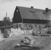 Gudsberga kloster, Husby socken. Den östra delen av kyrkan med pelarbaserna frilagda.