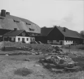 Gudsberga kloster, Husby socken. Den östra delen av kyrkan med pelarbaserna frilagda.