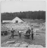 Gudsberga kloster, Husby socken. Arbetslaget bestod av bl.a. ä:s ombud C. E. Eriksson, Hans Dahlfors, K. Gudmundsson, Stig Gustafsson (från vänster till höger).