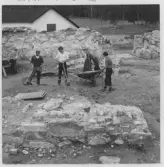 Gudsberga kloster, Husby socken. Arbetslaget bestod av bl.a. ä:s ombud C. E. Eriksson, Hans Dahlfors, K. Gudmundsson, Stig Gustafsson (från vänster till höger).