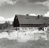 Gudsberga kloster, Husby socken. Den östra delen av kyrkan med koret och frilagda pelarbaser. Bilden visar östra delen sedan halm och presenningar lagts över de delar som är uppförda i tegel.