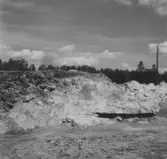 Gudsberga kloster, Husby socken. Den södra sidan av pelarbasen i södra skeppet. Den är uppförd dels i tegel dels av gråsten med rödfärgade putsfogar.