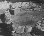 Gudsberga kloster, Husby socken. Korpartiet med altaret och södra delen av muren i koromgången.