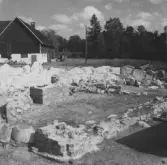 Gudsberga kloster, Husby socken. Korpartiet med altaret och södra delen av muren i koromgången.