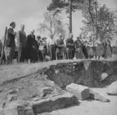 Gudsberga kloster, Husby socken. Visning av Gudsberga klosterruin för Falubygdens turistförening av la Björn Hallerdt i juli 1959.