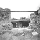 Gudsberga kloster, Husby socken. Den norra muren och portalen i klosterkyrkan.