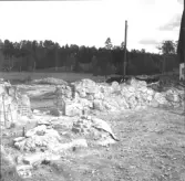 Gudsberga kloster, Husby socken. Den norra muren och portalen i klosterkyrkan.