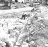 Gudsberga kloster, Husby socken. Arbete med framtagning av den norra murens utsida.