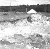 Gudsberga kloster, Husby socken. Pelarfundament av tegel och gråsten vid den norra muren.