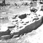 Gudsberga kloster, Husby socken. Altare uppfört av tegel helt frilagt.