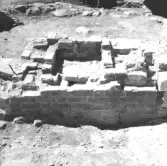 Gudsberga kloster, Husby socken. Altare uppfört av tegel helt frilagt.