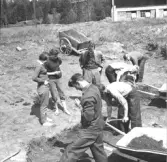 Gudsberga kloster, Husby socken. Undersökningen av Gudsberga klosterruin påbörjades den 10 juni 1959. Bild visar en av de första grävningsdagarna.