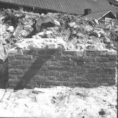 Gudsberga kloster, Husby socken. Altare av tegel helt frilagt.