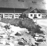 Gudsberga kloster, Husby socken. Alteret och pelarfundament av tegel övertäcktes med halm och pressenningar vid arbetets slut den 16 juli 1959.