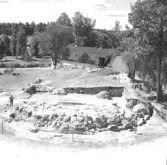 Gudsberga kloster, Husby socken. Alteret och pelarfundament av tegel övertäcktes med halm och pressenningar vid arbetets slut den 16 juli 1959.