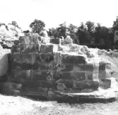 Gudsberga kloster, Husby socken. Pelarbas i korpartiet mot den norra muren.