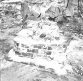 Gudsberga kloster, Husby socken. Pelarbas i korpartiet mot den norra muren.