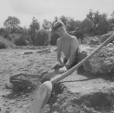 Gudsberga kloster, Husby socken. En del av arbetslaget. K. Gudmundsson fingräver.
