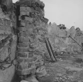 Gudsberga kloster, Husby socken. Pelare vid östra muren i kåromgångens norra del. Denna pelare nedtogs sommaren 1960.