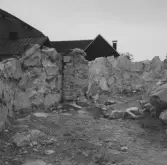Gudsberga kloster, Husby socken. Pelare vid östra muren i kåromgångens norra del. Denna pelare nedtogs sommaren 1960.