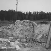 Gudsberga kloster, Husby socken. Pelare vid östra muren i kåromgångens norra del. Denna pelare nedtogs sommaren 1960.