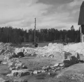 Gudsberga kloster, Husby socken. Korpartiet med altaret och norra delen av muren i koromgången.