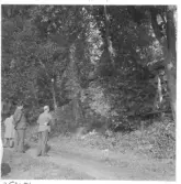 Kloster, Husby socken. Överläggningar om skyddsarbeten vid klosterruinen i Gudsberga. Antikvarien Erik Bohrn i samspråk med representanter för Korsnäs AB, disponent Olof Sundell, Stjärnsund och förvaltare G. Arvidsson, Kloster.