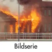 Serie om fyra fotografier som visar branden i industribyggnaden Stora Götafors vid Götaforsliden i Mölndals Kvarnby den 4 juni 1986. Vy från Kråkan (Kvarnbygatan).