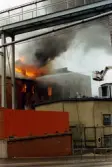 Branden i industribyggnaden Stora Götafors vid Götaforsliden i Mölndals Kvarnby den 4 juni 1986. Vy från Kråkan (Kvarnbygatan).
